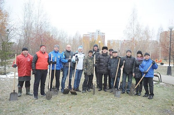 Франция КПРФ Тюменской областной Думы приняла участие в субботнике по посадке деревьев