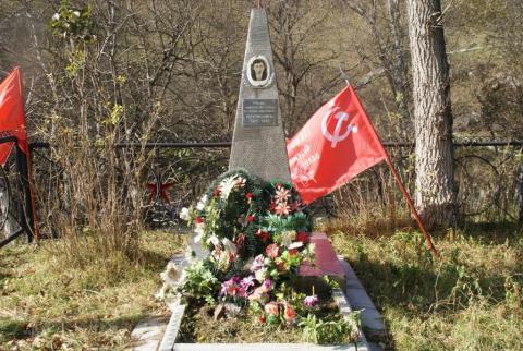 Активисты КПРФ КЧР навели порядок у памятника герою-комсомольцу Диме Юрченко