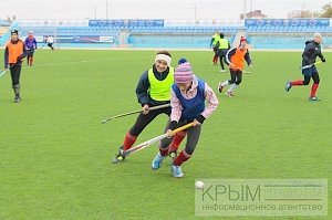 Сборная Москвы для девушек до 14 лет по хоккею на траве тренируется в Евпатории