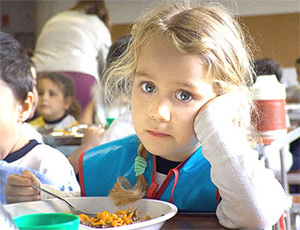 В семи школах Крыма детей обделили едой