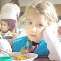 В семи школах Крыма детей обделили едой