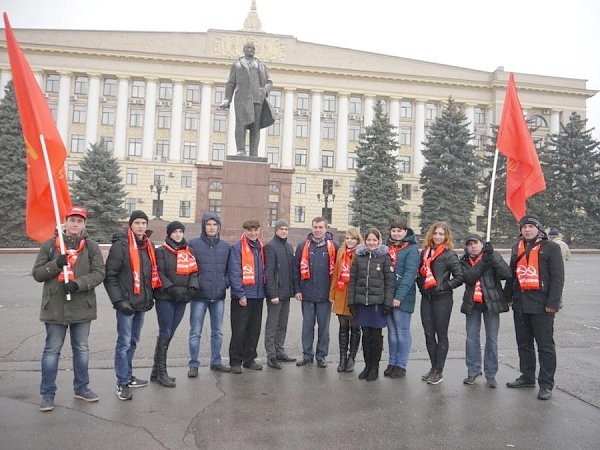 Коммунисты и комсомольцы Липецка посетили памятные места, связанные с историей ВЛКСМ