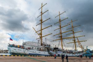 «Херсонес» поднимает паруса»