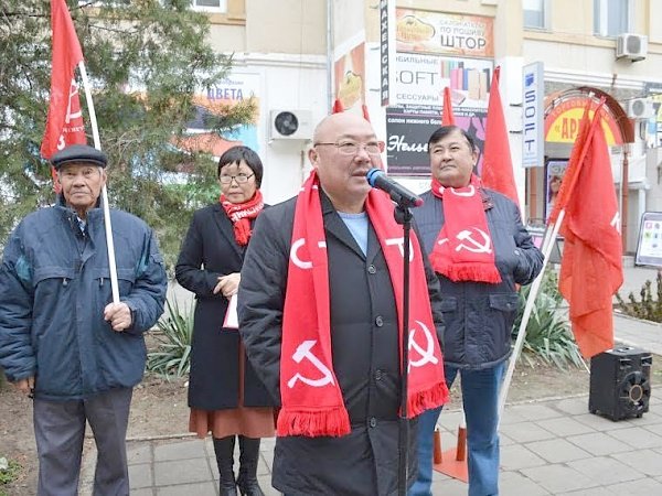 Не померкнет слава комсомола! Праздничный флешмоб в центре столицы Калмыкии