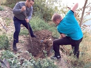 Сотрудники МЧС Севастополя помогли высадить деревья в Свято-Георгиевском Фиолентовском Балаклавском мужском монастыре