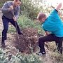 Сотрудники МЧС Севастополя помогли высадить деревья в Свято-Георгиевском Фиолентовском Балаклавском мужском монастыре