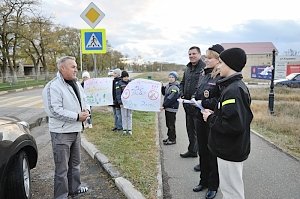В Крыму юные инспекторы дорожного движения и сотрудники ГИБДД поздравили водителей с Днем автомобилиста