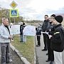 В Крыму юные инспекторы дорожного движения и сотрудники ГИБДД поздравили водителей с Днем автомобилиста