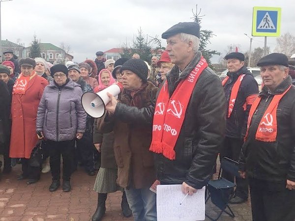 Массовая акция протеста против очередных экспериментов в сфере здравоохранения Белгородской области прошла в поселке Уразово Валуйского района