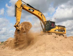 Несмотря на запреты, под Керчью продолжают добывать ядовитый песок (ВИДЕО)