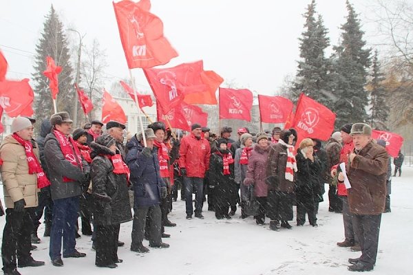 Коммунисты отдали дань памяти основателям государственности Удмуртии