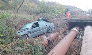 В Севастополе «Мерседес» «перепрыгнул» теплотрассу