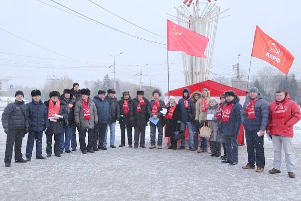 В День народного единства в Омске прошла серия пикетов КПРФ