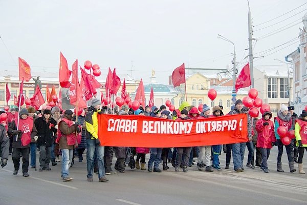 Накануне 99-летия Великой Октябрьской социалистической революции томские коммунисты провели шествие и митинг