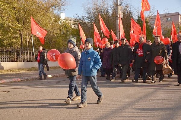 В Астрахани прошли шествие и митинг, посвященные годовщине Великого Октября