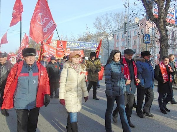 Коммунисты в Барнауле провели демонстрацию и митинг у памятника Ленину
