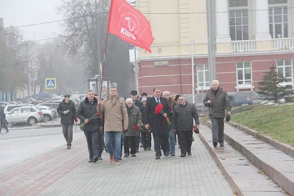 В Орле возложили цветы к памятнику Ленину