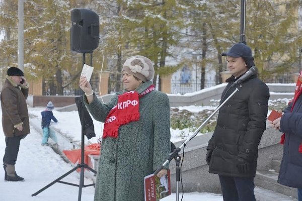 Республика Марий Эл. Жители Йошкар-Олы митингом встретили 99-ую годовщину Великой Октябрьской социалистической революции