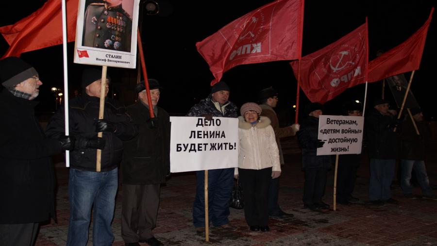 Соловьев 7 ноября. Томская Коммунистическая Республика. Представители фракции КПРФ вышли на пикет. Я ненавижу коммунистов 7 ноября посвящается. Оренбургские коммунисты вместо митинга вышли на одиночные пикеты.