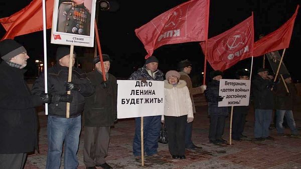 Седьмого ноября коммунисты Томского горкома КПРФ вышли на пикет