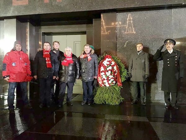Делегация ЦК КПРФ возложила венок и цветы к Мавзолею В.И. Ленина и памятнику И.В. Сталину