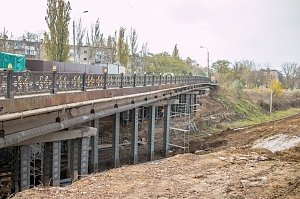 На Аршинцевском мосту рабочие занимаются бандажированием свай