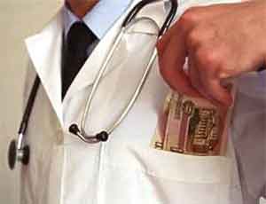 Медиков керченской поликлиники более полугода держат на «голых» окладах