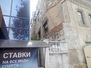 В Керчи накажут собственника заброшенного здания в центре города