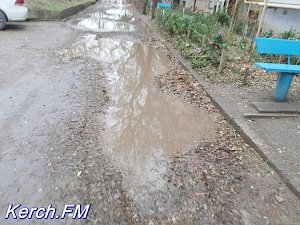 Керчане жалуются на реку вместо внутридомовой дороги