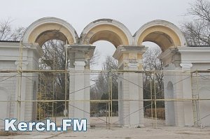 В Керчи в Приморском парке до сих пор не закончили реставрацию арки за полмиллиона