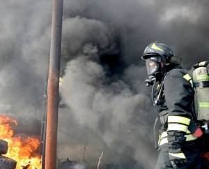 Профессионально и слажено: севастопольские пожарные и спасатели преодолевают огневую полосу психологической подготовки