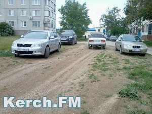 В Керчи автомобили ездят по грунтовой дороги вместо асфальтированной