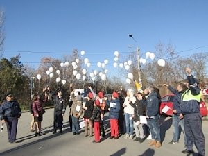 Сотрудники ГИБДД вместе с ЮИДовцами и водителями выпустили в небо воздушные шары в память о погибших в ДТП