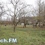 Керчане жалуются на открытый люк в Комсомольском парке