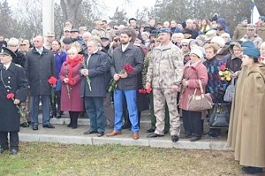 С воинскими почестями крымской земле преданы останки бойца-красноармейца, погибшего при защите Ленинграда