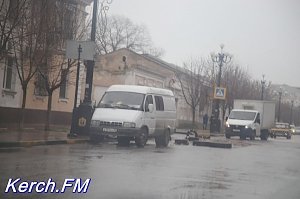 В Керчи огромную яму на Карла Маркса засыпали щебнем