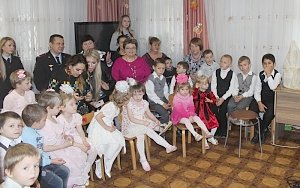 Севастопольских полицейских поздравили с Днем матери подшефные