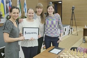 Российские шахматистки поддержали Карякина флешмобом