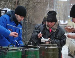 Сытый голодному не товарищ: керчане пытались сдать в полицию тех, кто кормит бездомных