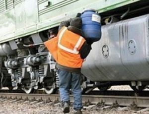Севастопольских железнодорожников поймали на сливе дизельного топлива из локомотивов