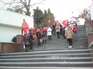 Всемирный день борьбы со СПИДом отметили запуском воздушных шаров