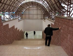 Жители крымской столицы пользуются не принятым в эксплуатацию подземным переходом