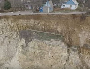 В Севастополе рухнул берег Фиолента, прихватив за собой асфальтированную дорогу (ВИДЕО)
