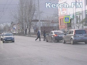 В Керчи ГИБДД проверили освещение на пешеходных переходах