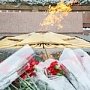 Сергей Аксёнов возложил цветы к Вечному огню на могиле Неизвестного солдата в Столице Крыма
