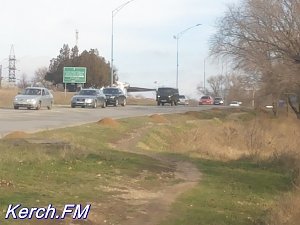 В Керчи на случай гололеда на обочинах дорог появился песок