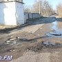 Под Керчью отработанный асфальт выбросили на траву на обочине