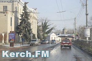 В Керчи посыпали песком только центральные дороги