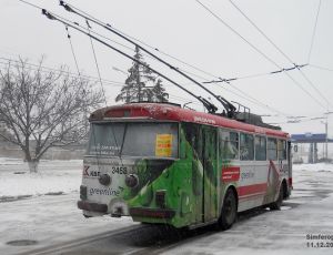 В Симферополе автобусы и троллейбусы ездят зимой на летней резине