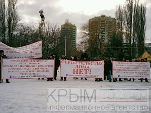 Симферопольцы, городские власти и арендатор земли под стоянкой на Куйбышева встретились на митинге против многоэтажной застройки этой территории (ФОТО, ВИДЕО)